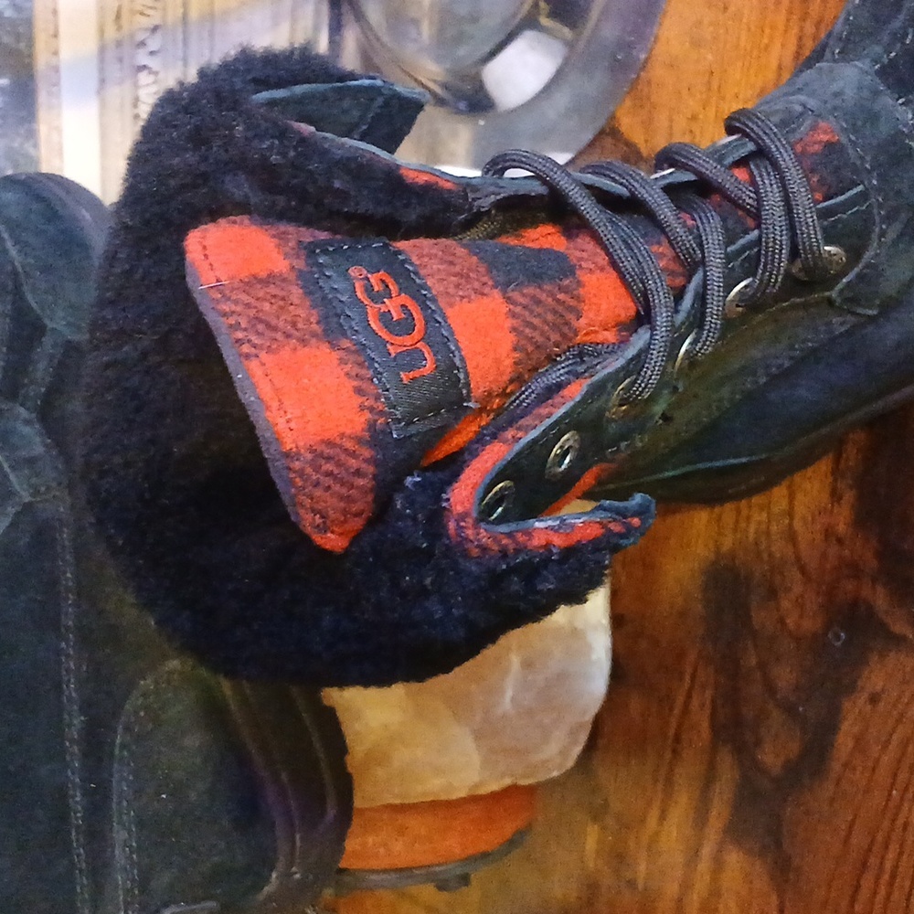 Like New!! UGG Unisex Kids Boots in Black and Red Plaid Sz 13 Both Boy And Girl - Picture 10 of 14